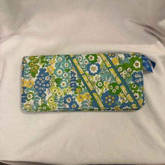 Vera Bradley Retired English Meadow Passport Wallet NWOT - Picture 1 of 5